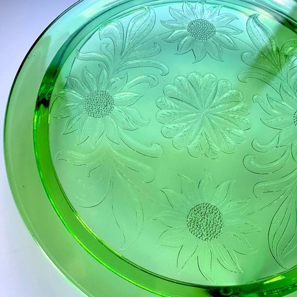 VTG Cake Plate Jeannette Green Glass Sunflower Daisy Pattern 10” Round - Picture 9 of 9